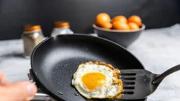 Legisladores de Nueva York quieren prohibir utensilios de cocina antiadherentes por esta razón