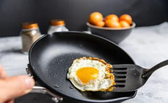 Legisladores de Nueva York quieren prohibir utensilios de cocina antiadherentes por esta razón