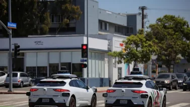 En California se quejan por los “pitos” que generan los autos sin conductor de Waymo