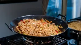 Experta de la cocina comparte el secreto para elaborar un chop suey de pollo crocante