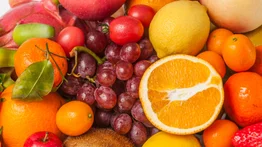 Ahorra dinero y fortalece tus huesos de forma natural: esta deliciosa fruta es rica en vitamina K