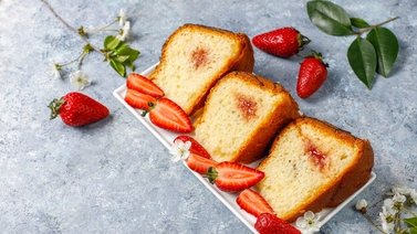 ¡Adiós horno! Elabora un bizcocho de fresa con cinco ingredientes