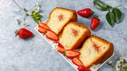 ¡Adiós horno! Elabora un bizcocho de fresa con cinco ingredientes