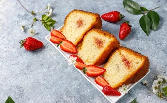¡Adiós horno! Elabora un bizcocho de fresa en con cinco ingredientes