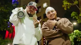 Farruko le agarra el gusto a Venezuela: recorre Caracas de madrugada y pasa una noche sobre ruedas