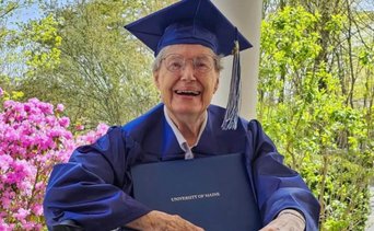 Abuela de 88 años recibe su diploma en la Universidad de Maine: le prohibieron graduarse hace 60 años por estar embarazada 