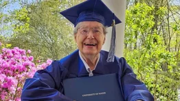 Abuela de 88 años recibe su diploma en la Universidad de Maine: le prohibieron graduarse hace 60 años por estar embarazada 
