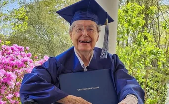 Abuela de 88 años recibe su diploma en la Universidad de Maine: le prohibieron graduarse hace 60 años por estar embarazada 