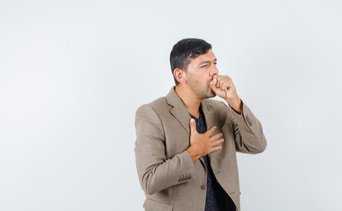 ¿Tos fuerte y dolores de pecho constantes?: científicos alertan sobre síntomas de enfermedad mortal