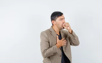 ¿Tos fuerte y dolores de pecho constantes?: científicos alertan sobre síntomas de enfermedad mortal