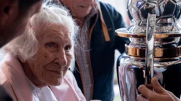 El gran gesto de Platense: los campeones sorprendieron a abuela futbolera de 98 años