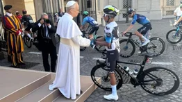 Giro de Italia: la multa que deberá pagar Nairo Quintana por saludar al Papa León XIV