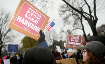 Harvard desafía en tribunales la orden de Trump: busca impedir restricción de visas para estudiantes y profesionales extranjeros