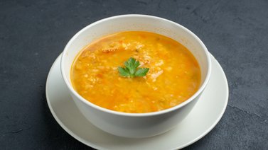 El caldo milagroso para darle mucho colágeno a tus huesos: receta de la abuela que recomiendan expertos
