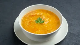 El caldo milagroso para darle mucho colágeno a tus huesos: receta de la abuela que recomiendan expertos