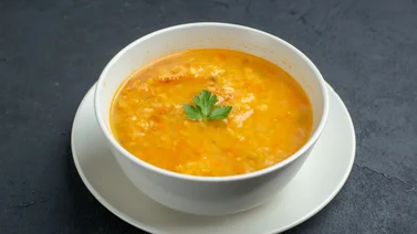 El caldo milagroso para darle mucho colágeno a tus huesos: receta de la abuela que recomiendan expertos