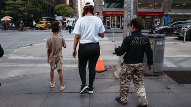 Anuncian cierre de 13 refugios para migrantes en Nueva York: miles de madres temen ser deportadas con sus hijos