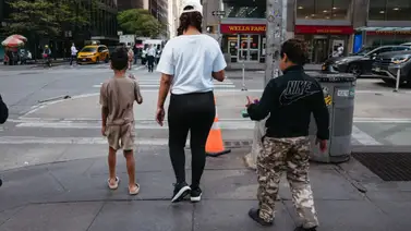 Anuncian cierre de 13 refugios para migrantes en Nueva York: miles de madres temen ser deportadas con sus hijos Anuncian cierre de 13 refugios para migrantes en Nueva York: miles de madres temen ser deportadas con sus hijos