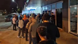 Más de ocho horas de cola por el nuevo Nintendo Switch : miles de fanáticos hacen largas filas en Estados Unidos y España