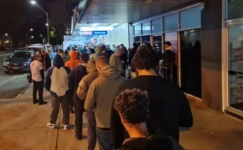 Más de ocho horas de cola por el nuevo Nintendo Switch : miles de fanáticos hacen largas filas en Estados Unidos y España