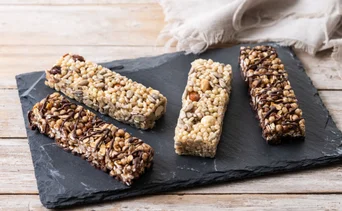 ¿Quieres tener más energía? Así puedes elaborar unas nutritivas barritas de avena y chocolate