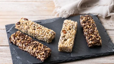 ¿Quieres tener más energía? Así puedes elaborar unas nutritivas barritas de avena y chocolate