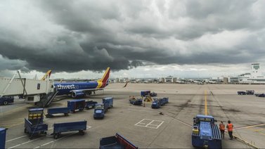 Vuelos con retraso y otros cancelados por fuertes tormentas en Denver: esto recomiendan a los viajeros 