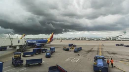 Vuelos con retraso y otros cancelados por fuertes tormentas en Denver: esto recomiendan a los viajeros 