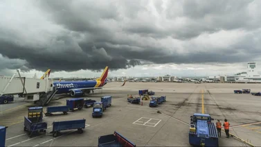 Vuelos con retraso y otros cancelados por fuertes tormentas en Denver: esto recomiendan a los viajeros 