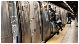 "Me da miedo viajar en metro": abuela hispana es brutalmente agredida en una estación de Nueva York