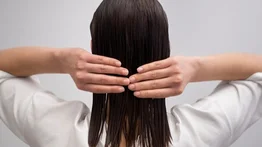 ¿Por qué no debes peinar tu cabello mojado o recién lavado?: experta capilar lanza alerta y explica