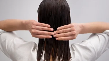 ¿Por qué no debes peinar tu cabello mojado o recién lavado?: experta capilar lanza alerta y explica