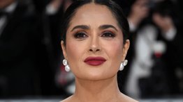 Salma Hayek revela truco de belleza: "Mi abuela me enseñó a no lavarme nunca la cara"