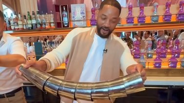 Will Smith cambia los guiones por cocteles y lo intenta como aprendiz de bartender