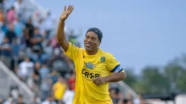 El duelo inesperado: Ronaldinho se enfrentó al guardaespaldas de Lionel Messi