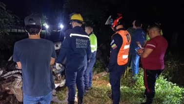 Extraoficial: mueren tres personas tras choque entre camión y autobús de pasajeros en Barinas