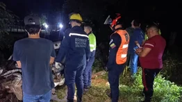 Extraoficial: mueren tres personas tras choque entre camión y autobús de pasajeros en Barinas