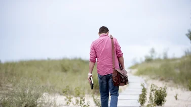 Ni desánimo ni desespero: esto pasa si caminas siempre con la mirada hacia el suelo