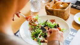 ¿Cuántas calorías debe comer una mujer al día?