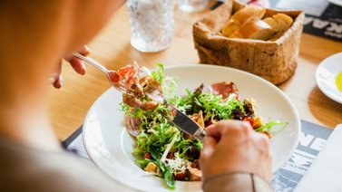 ¿Cuántas calorías debe comer una mujer al día?