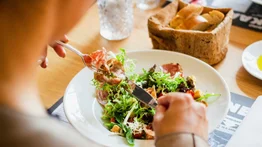 ¿Cuántas calorías debe comer una mujer al día?