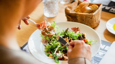 ¿Cuántas calorías debe comer una mujer al día?