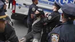 Protestas antiinmigrantes en Nueva York: arrestan a 24 manifestantes en el vestíbulo de la Torre Trump