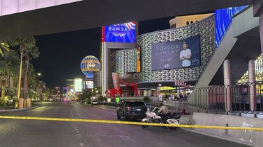 Hombre tirotea a dos personas en concurrida plaza de Las Vegas: habrían discutido en las redes sociales