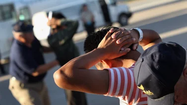 Fallo judicial podría poner a más inmigrantes indocumentados bajo arresto: de qué se trata