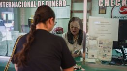 Casas de cambio fronterizas en crisis por las nuevas políticas de Trump