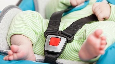 Bebé muere tras estar encerrada en un auto por nueve horas: el padre es acusado de asesinato