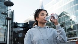 Este es el momento en que debes tomar el último vaso de agua del día: evita un desajuste hormonal