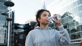 Este es el momento en que debes tomar el último vaso de agua del día: evita un desajuste hormonal