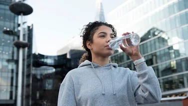 Este es el momento en que debes tomar el último vaso de agua del día: evita un desajuste hormonal